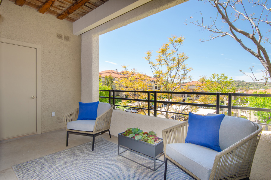 IMT Stevenson Ranch - patio view of two outdoor chairs with matching blue pillows and a succulent planter between them